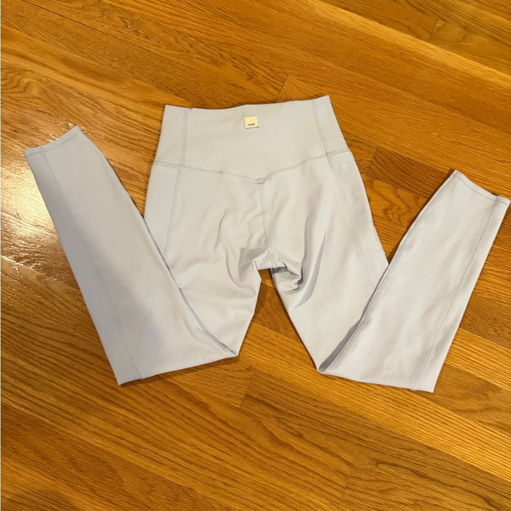 Vuori high rise 7/8 leggings in peri blue. Size xs